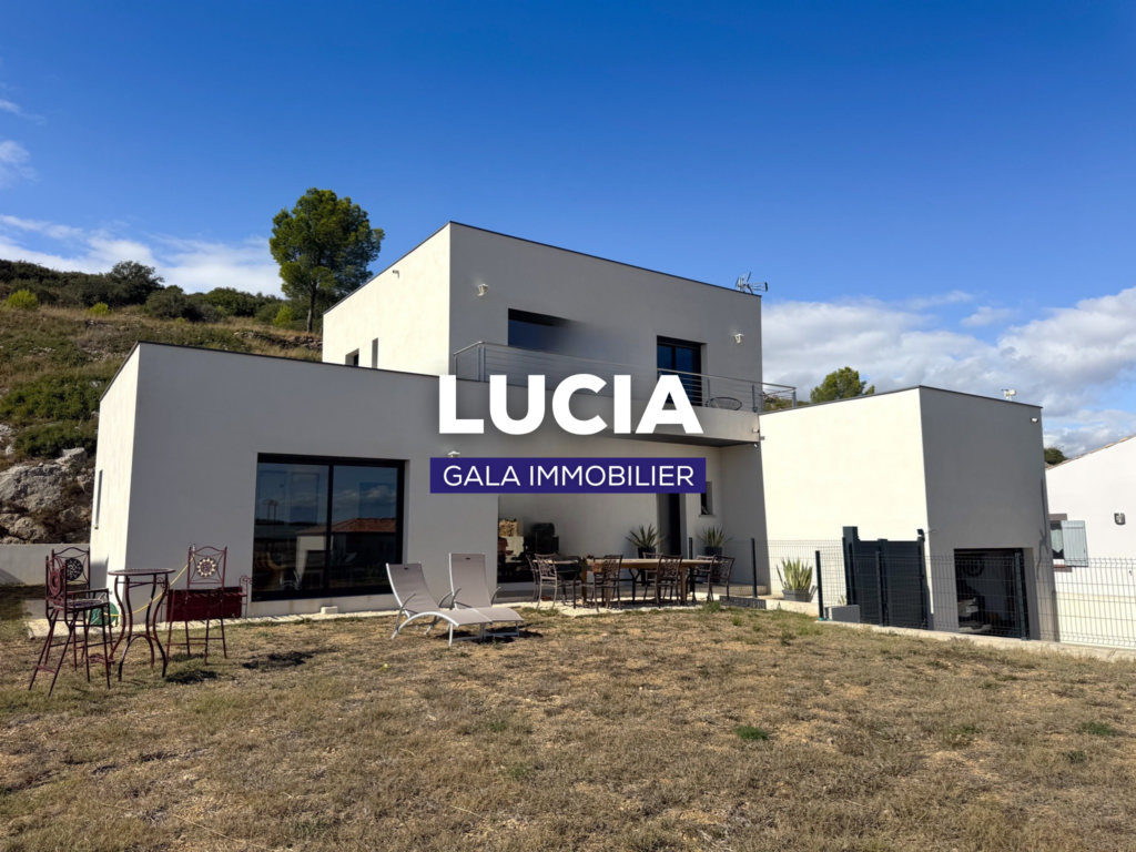 Villa contemporaine avec jardin et vue panoramique