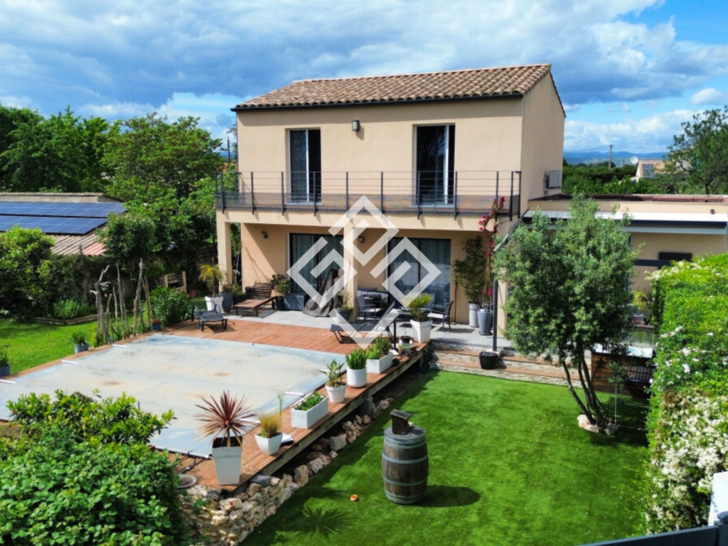 Maison récente avec piscine vue sur le canal