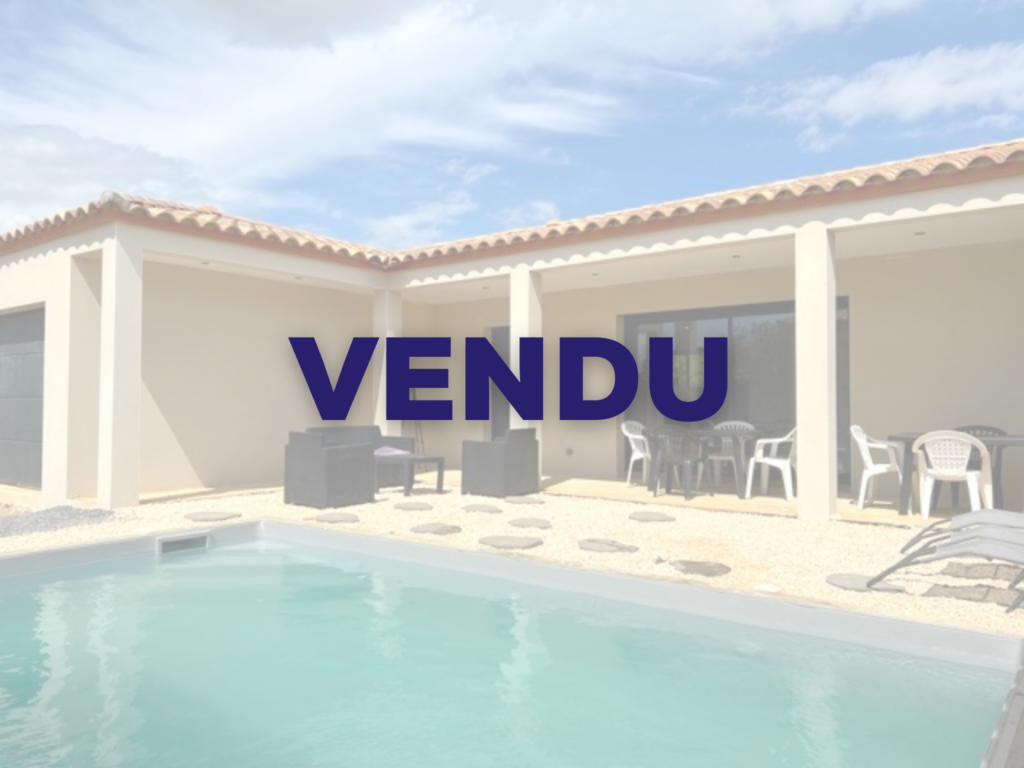 Une villa récente et lumineuse de plain-pied avec piscine à